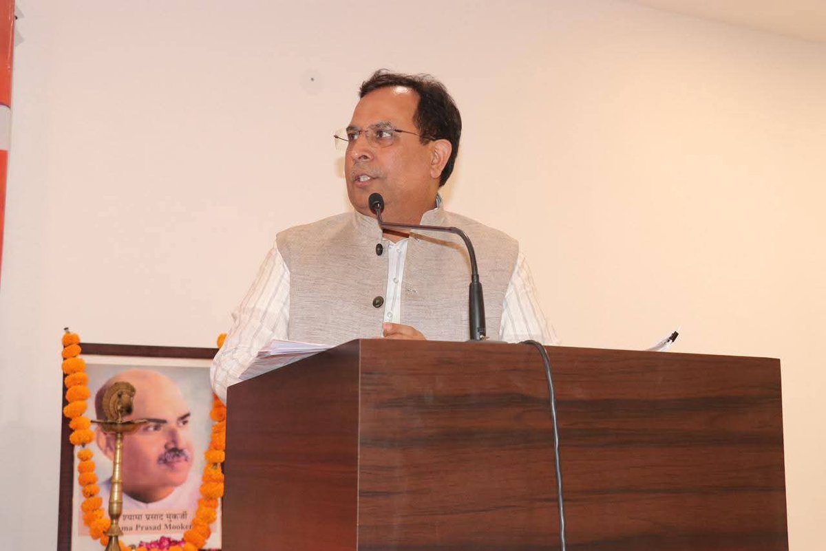 haryanvitai's tweet photo. कैप्टन अभिमन्यु भाजपा की संगठनात्मक बैठक जो गुड़गांव व रेवाड़ी में आयोजित की गई में बढ़-चढ़ हिस्सा ले रहे हैं 

भाजपा संगठन के कर्मठ पदाधिकारियों के साथ आगामी कार्ययोजनाओं और विभिन्न समसामयिक विषयों पर विस्तार से चर्चा करते हैं 

कैप्टन अभिमन्यू काफी लम्बे समय से संगठन से जुड़े हुए नेता है और भाजपा को आगे बढ़ाने के लिए शुरु से ही प्रयासरत है