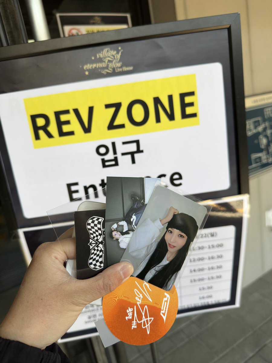idlvcc's tweet photo. 工作人員很嗨😍
#문별 #MoonByul #REV #별이와_함께_속도_올려 https://t.co/J1SPwaVVaP