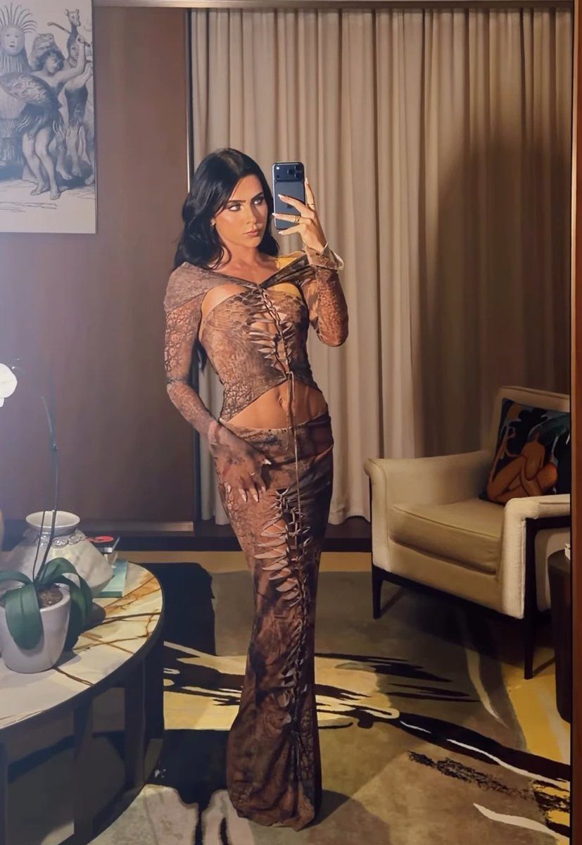 Primeira Mão Anitta tweet media