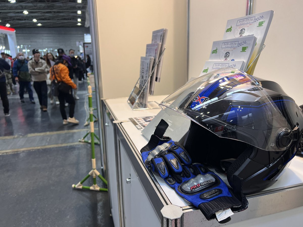 MACHMASUTA's tweet photo. 先日、旅立った木村先生、心残りにしてた、26年ぶりに、大阪モーターサイクルショー、代わりに、ヘルメットとグローブを持って回ってます、今までありがとう https://t.co/2ZSWimtLmX
