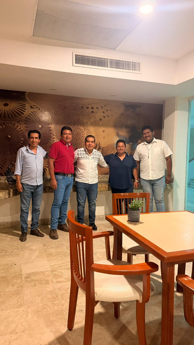 PETEOOAX's tweet photo. En un ambiente de diálogo cercano y compromiso con la ciudadanía, el Secretario de Vinculación, Iván Monjaraz; el Secretario de Elecciones, Óscar Romero; y el Coordinador Territorial, Rubén Madrigal, de Fuerza por Oaxaca, culminaron una productiva jornada de reuniones de trabajo en Tuxtepec.

Durante estos encuentros se fortalecieron lazos con liderazgos locales, escuchando de manera directa las inquietudes, propuestas y necesidades de la gente, con el objetivo de seguir construyendo soluciones reales desde el territorio.

Como parte de esta jornada, sostuvieron también un encuentro con la profesora Consuelo Ordaz López, de San José Chiltepec; César David Velasco Saltos; y el Lic. Fidel Lila Bautista de Loma Bonita, con quienes dialogaron sobre el fortalecimiento de la participación ciudadana y el trabajo conjunto en favor de las comunidades de la región.

Fuerza por Oaxaca reafirma así su convicción de trabajar de la mano con la ciudadanía, impulsando acciones que respondan a las causas sociales y contribuyan al bienestar de las familias oaxaqueñas.

#SomosLaFuerzaQueTransforma
#SomosLaFuerzaDeOaxaca
#SomosLaFuerzaDeLa4Transformación
#LaFuerzaDelCambioVerdadero