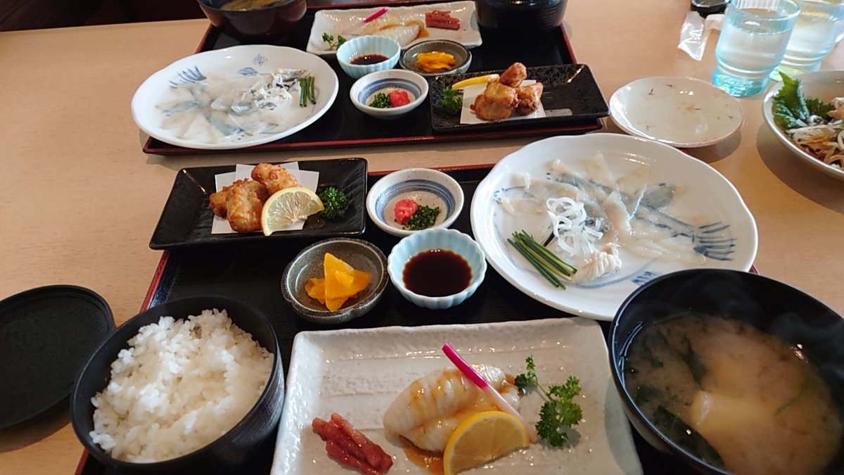 meeeaaaat's tweet photo. 下関の唐戸市場でフグの刺身、唐揚げ、南蛮づけ、皮、フグ入みそ汁食べた。めっちゃ美味かった✨ https://t.co/fRDWEe4gCN
