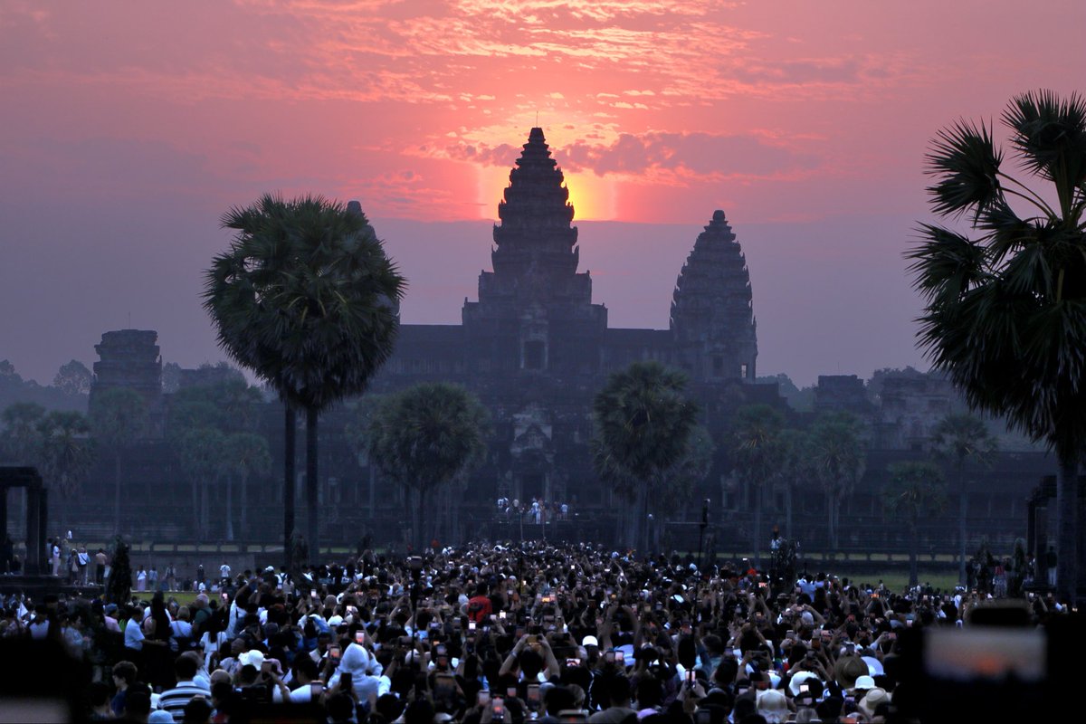 pheaktraneth's tweet photo. Equinox at #Angkor Temple #Cambodia https://t.co/JdOurO6wOB