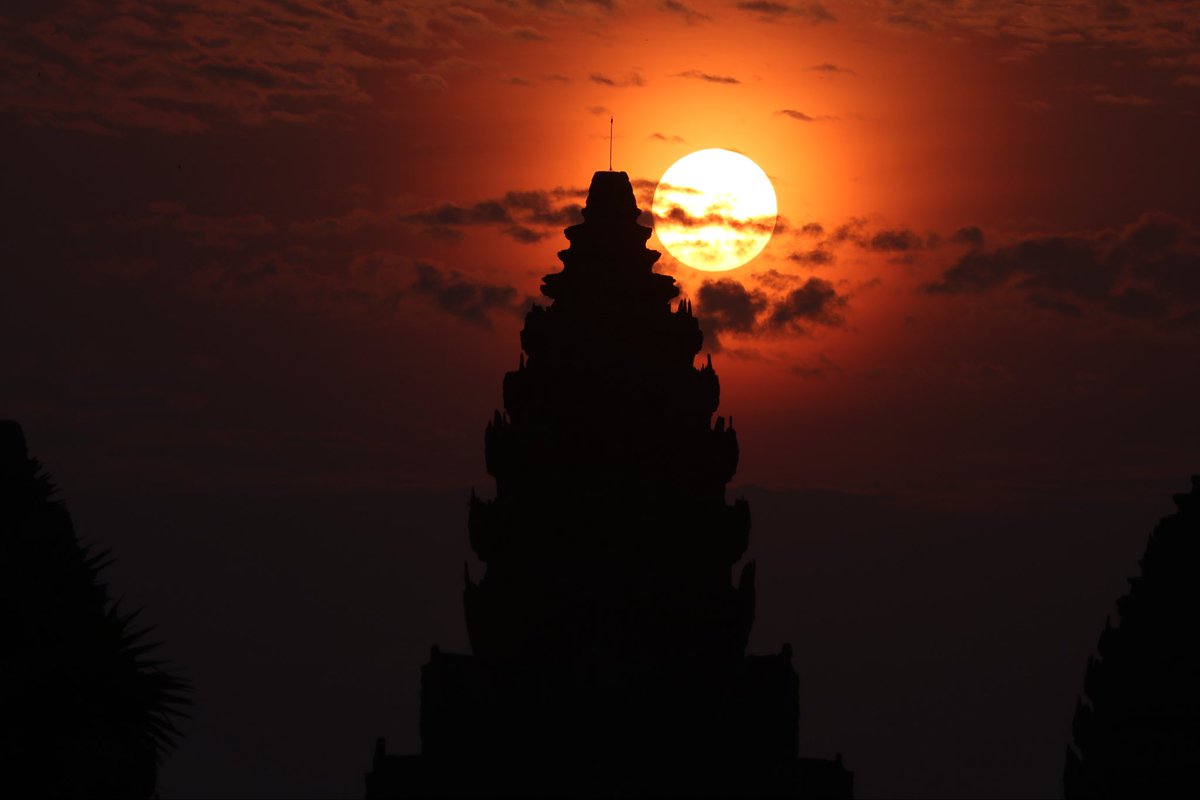 pheaktraneth's tweet photo. Equinox at #Angkor Temple #Cambodia https://t.co/JdOurO6wOB