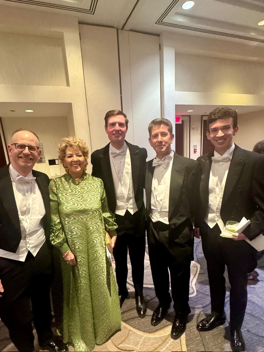 IrelandAmbUSA's tweet photo. Always a fun night with friends at The Gridiron dinner which “singes but doesnt  burn." Great humour from @JBPritzker @SarahHuckabee https://t.co/JjmI4fmEi5
