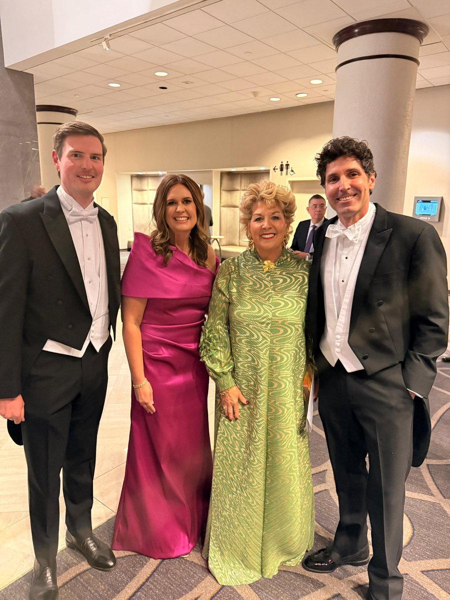 IrelandAmbUSA's tweet photo. Always a fun night with friends at The Gridiron dinner which “singes but doesnt  burn." Great humour from @JBPritzker @SarahHuckabee https://t.co/JjmI4fmEi5