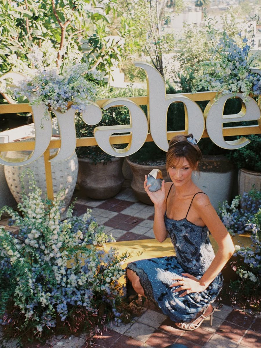 BellaHadidBra's tweet photo. Bella Hadid no evento de lançamento do perfume “Jasmine Blues” de Orebella. https://t.co/DKcO4YDKtU
