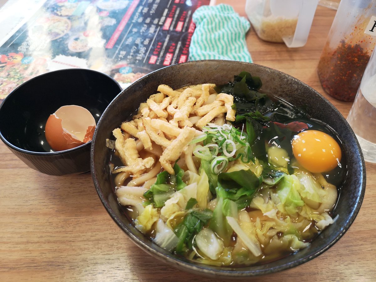 samurai_gyuri's tweet photo. 誠に恐悦至極、一月（ひとつき）ぶりに「ひばりヶ丘高校うどん部」の御うどんを食した。

今回は掛けうどんに、キャベツと卵を添え、すりだねを二つ戦利品として買い求めた。

この一杯、五臓六腑に染み渡り、武士（もののふ）の魂も震える心地。

相変わらずの美味で御座った https://t.co/x75YHFudJi