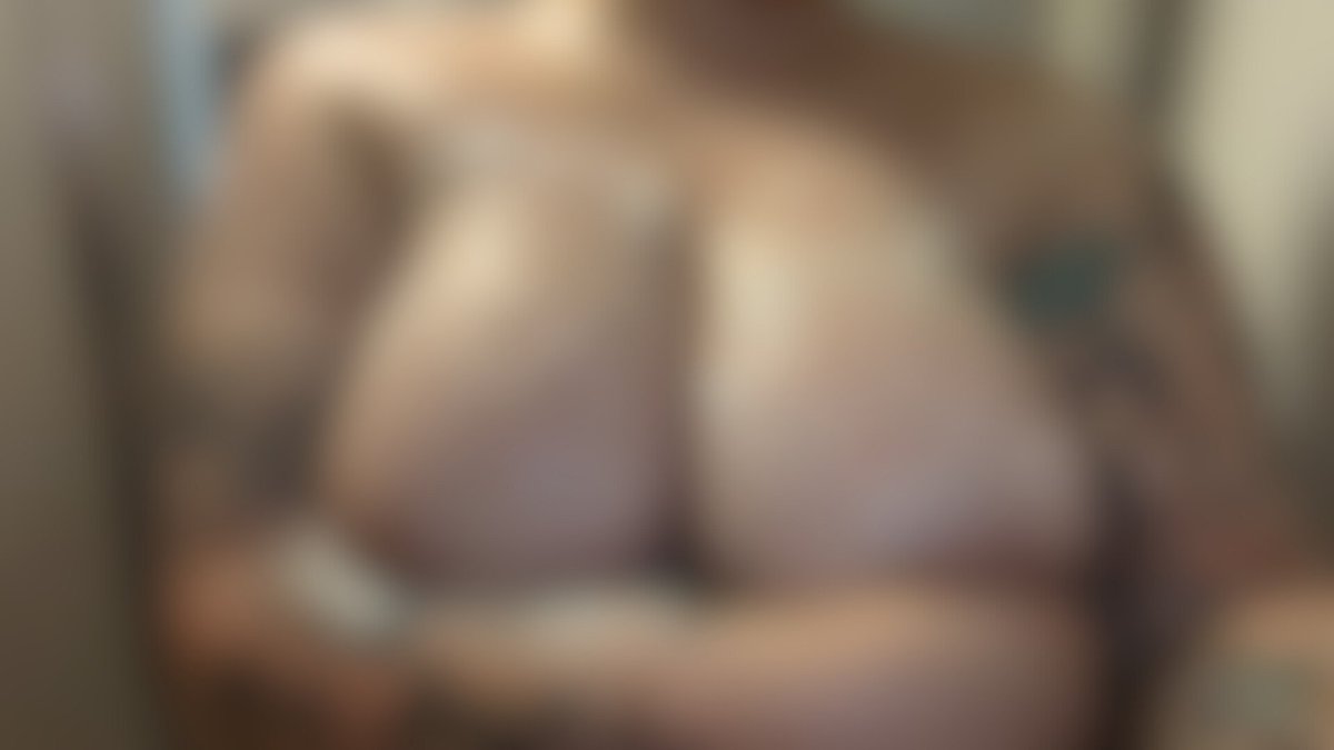 ameroseNSFW's tweet photo. if you're subbed on fansly you get the unblurred soapy pics 🥰 https://t.co/v3NIhdL6il