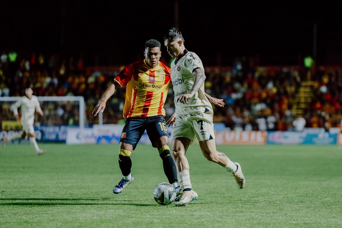 wender31's tweet photo. La mediocridad de Alajuelense no merecía premio, fue un baile por completo del Herediano y sin derecho a excusarse. Washington sacando todo lo que podía y los demás no le respondieron, y Macho tampoco. Marcel y compañía fueron una máquina. Delen gracias que los otros clubes ceden https://t.co/1GRQUbBxSY