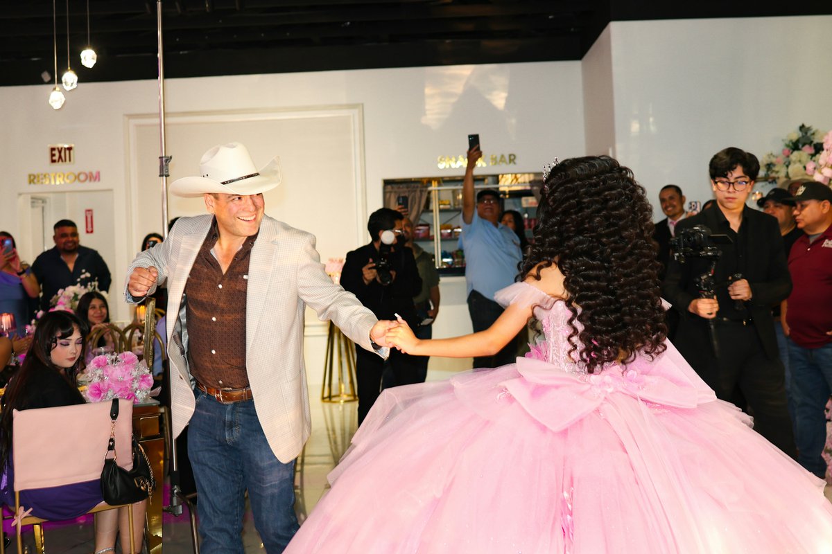 PulidoForTexas's tweet photo. Another Saturday, another quince!

Thank you to the Coria family for welcoming me to celebrate Sofía’s special night, full of love, tradition, and familia.

Otro sábado, otra quince.
Gracias a la familia Coria por dejarme ser parte de un momento tan especial. ¡Que viva Sofía! 💕 https://t.co/h9ellIUmUw