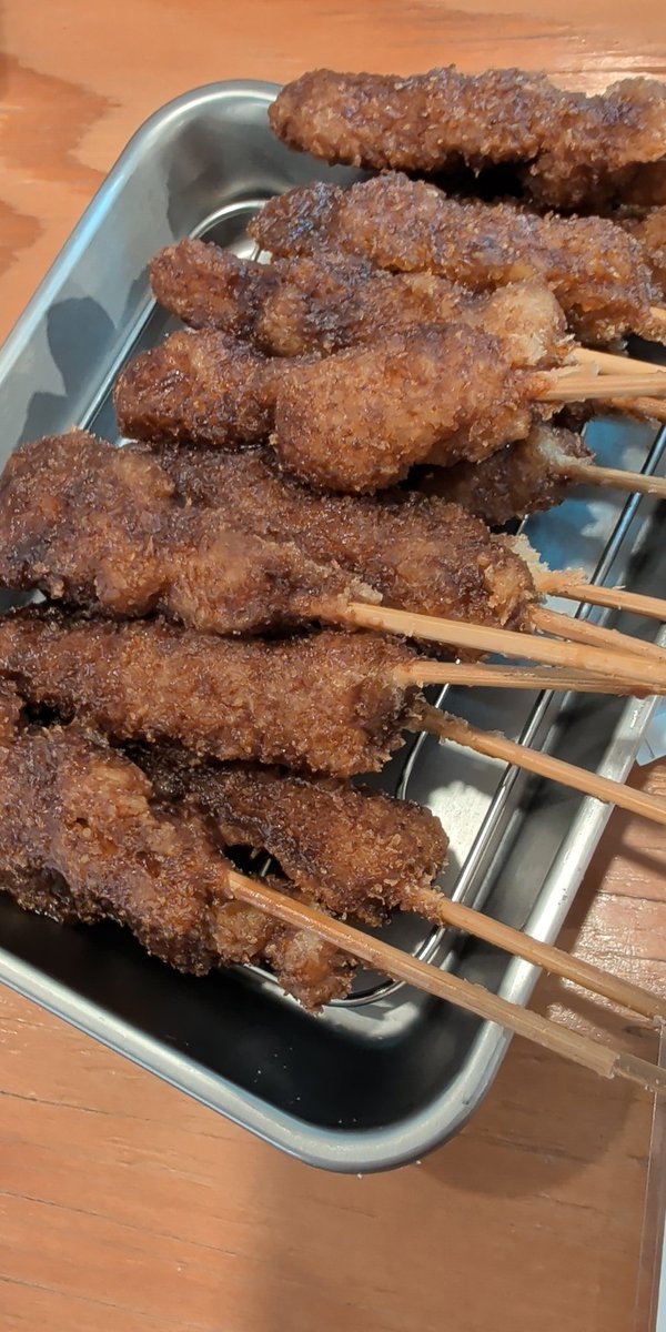 Bot36's tweet photo. 串カツ田中桑名店で無限土手みそホルモン串を注文。あれ？熊本で食べたときは無限にんにくホルモン串だってような気がしたがもしかして地域で違ったりするのかな？

#串カツ田中
#桑名店
#無限土手みそホルモン串
#昼飲み https://t.co/pEXNubNwRX