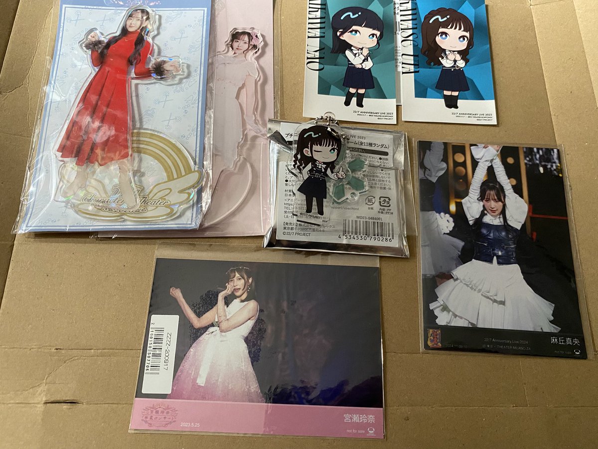 ナナニジ お譲り アクスタ1000円 ステッカー1枚200円 プチニジ500円 