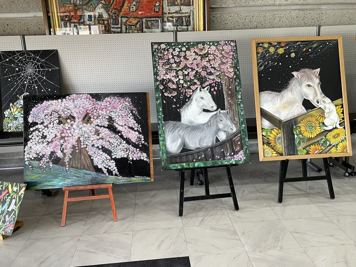 lakeecho3877's tweet photo. エントランスにて『チョークアートアトリエY O K O(ようこ)』様による作品展示が始まりました。オイルチョークを用いたチョークアートは色鮮やかで素敵！干支にちなんで馬を描いた作品を多く展示して下さいました。4/11(土)まで展示中。ぜひ、お越しください！
#チョークアート　#オイルチョーク https://t.co/U0p7HEOX8x