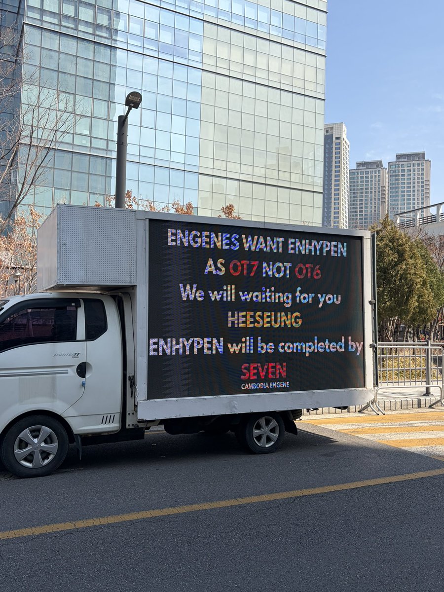 haeeleeee's tweet photo. these are the trucks currently in front of hybe + the bus

BE:LIFT must treat artists better!!!
#HEESEUNG_STAYS 
#FairOpportunitiesForENHYPEN 

RESPECT NI-KI!!  
#FairTreatment_For_NI_KI 
#INCLUDE_NI_KI 

BRING HEESEUNG BACK!!
#ENHYPEN_IS_7 
#LET_HEESEUNG_DO_BOTH https://t.co/JHN1SKrI65