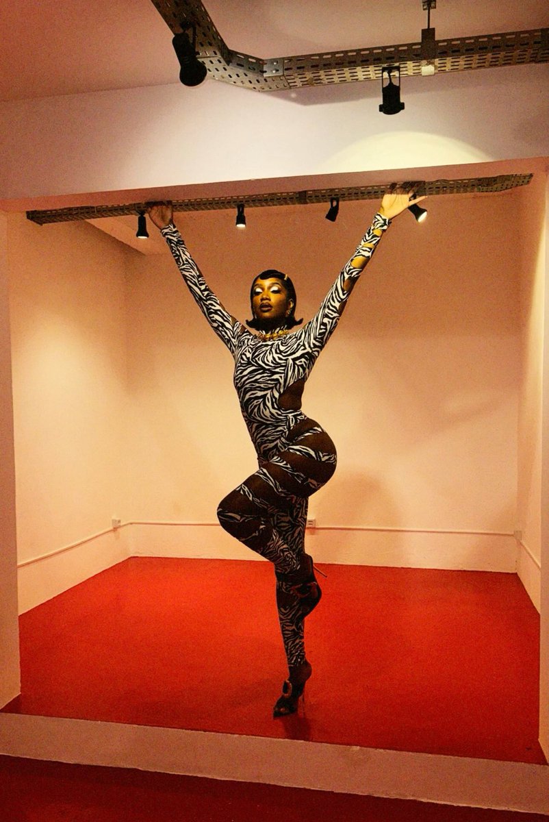 Primeira Mão Anitta tweet media