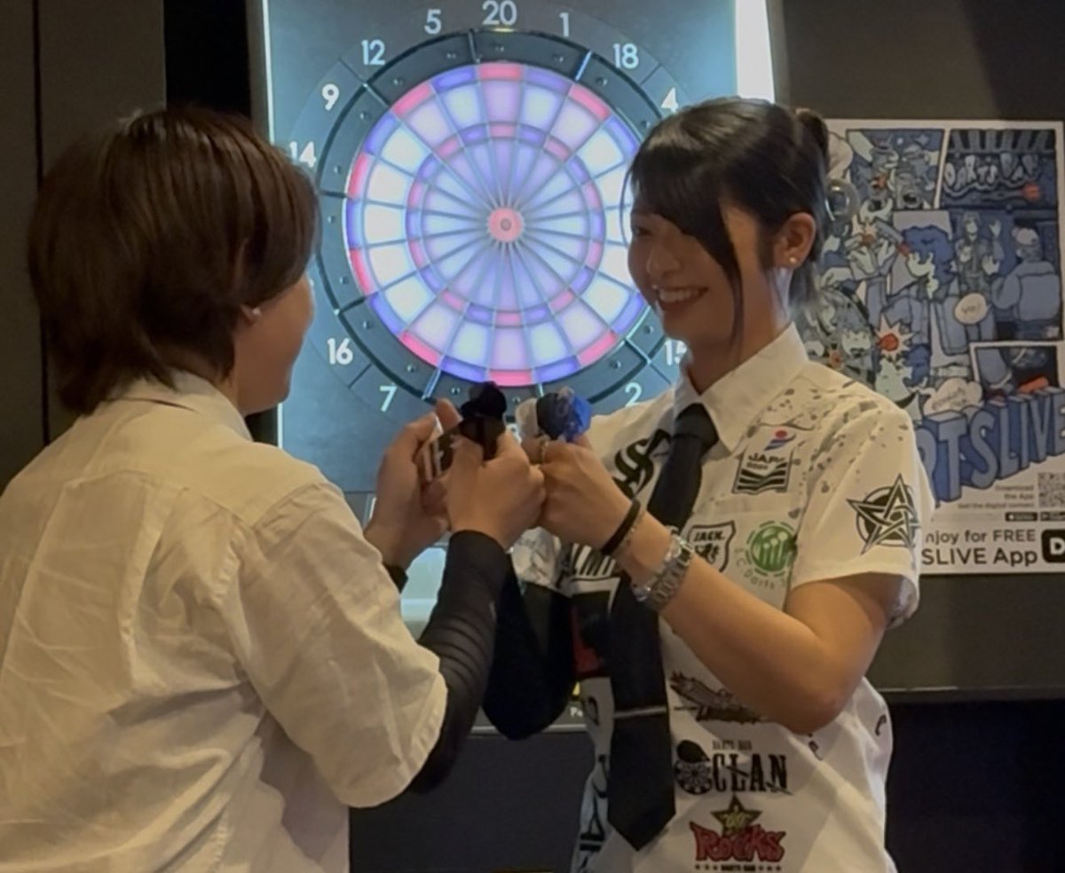 seeeeya_D's tweet image. 昨日は人生初のダーツプロのイベント。
ダーツ始めたのも優希恵さんの試合を観てかっこいいと思ったのがきっかけ。僕の中でダーツの原点となる人に会えて、めっっちゃ緊張したけど幸せでした！
チャレマ勝てて嬉しかったです☺︎
ありがとうございました😌また行きます！

#坂口優希恵 
#Laughter