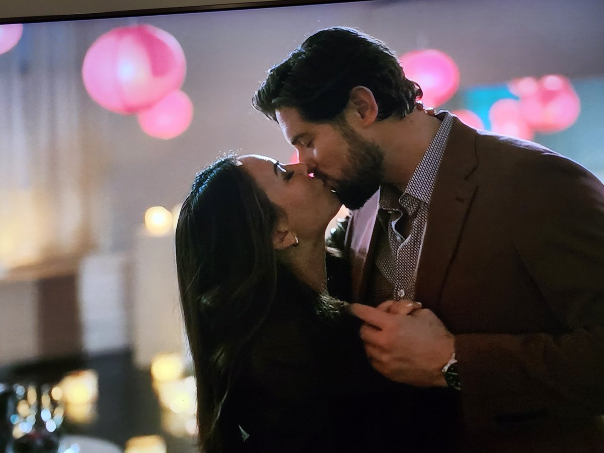 JenJMiller1's tweet image. Definitely chemistry 🔥 #TwoForTee @hallmarkchannel @JanelParrish @ChrisMcNally_