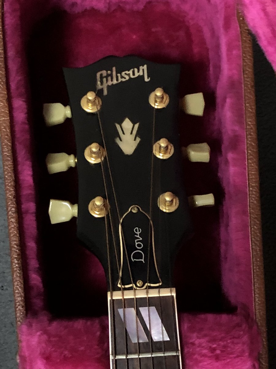hope_oton's tweet photo. 友人からギターを弾く機会が少なくなったと言う事で、本日お嫁入りしてまいりました。
Gibson『Dove』ブラック❗️
凄く鳴ります🎵
大切にします❣️😊

#Gibson
#Doveギター
#ギブソンギター 
#ビンテージ
#アコースティックギター https://t.co/O2ZARtMA12