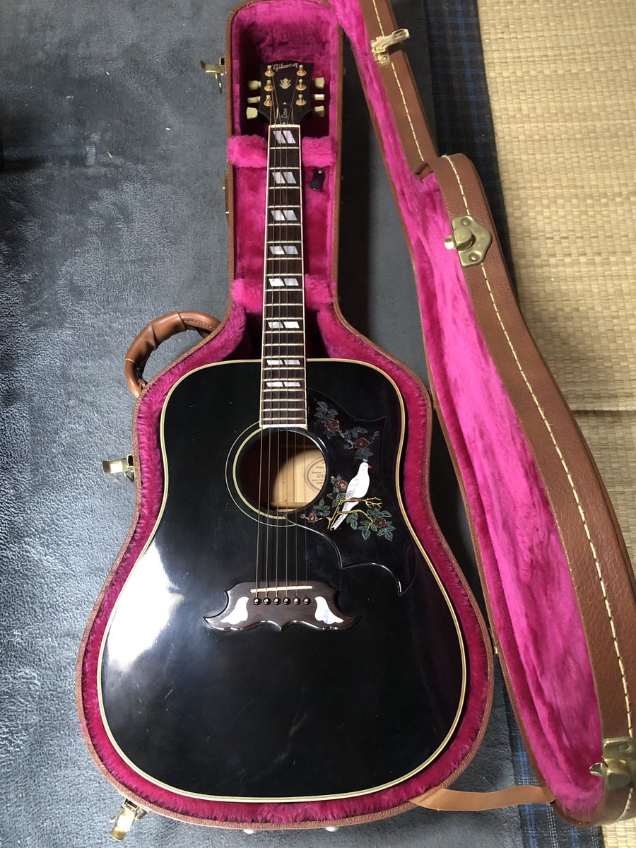 hope_oton's tweet photo. 友人からギターを弾く機会が少なくなったと言う事で、本日お嫁入りしてまいりました。
Gibson『Dove』ブラック❗️
凄く鳴ります🎵
大切にします❣️😊

#Gibson
#Doveギター
#ギブソンギター 
#ビンテージ
#アコースティックギター https://t.co/O2ZARtMA12