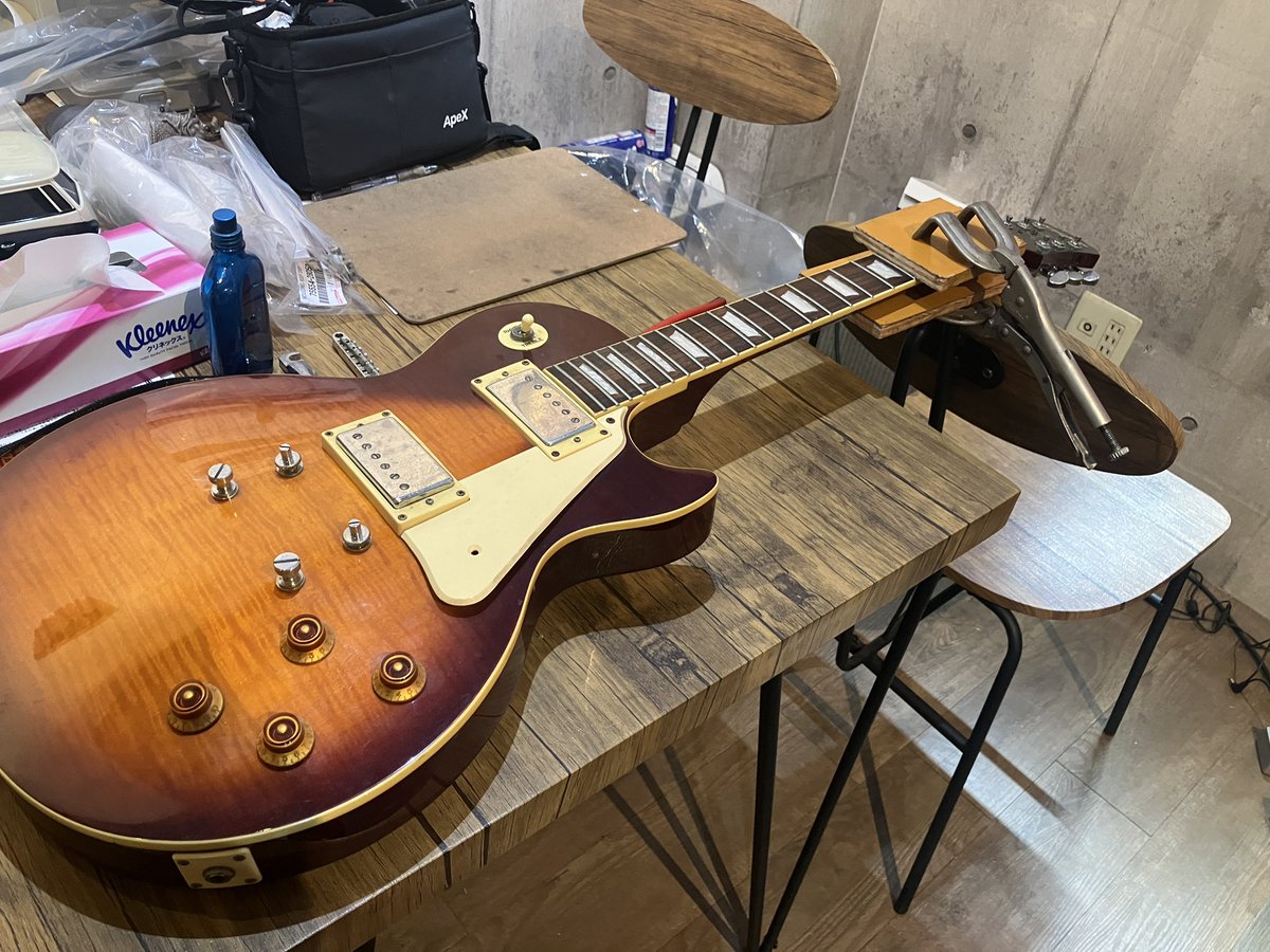 hasiviro3's tweet photo. 高校生の頃、時給700円のモスバーガーでバイト代を貯めて買ったエピフォンレスポール。10年前にネックが折れちゃって、それ以来放置。弾けるように修理して貰おうかと悩んだけれど、観賞用にしようと決めたのでワイルドに接着。 https://t.co/IfCGvmb9I6