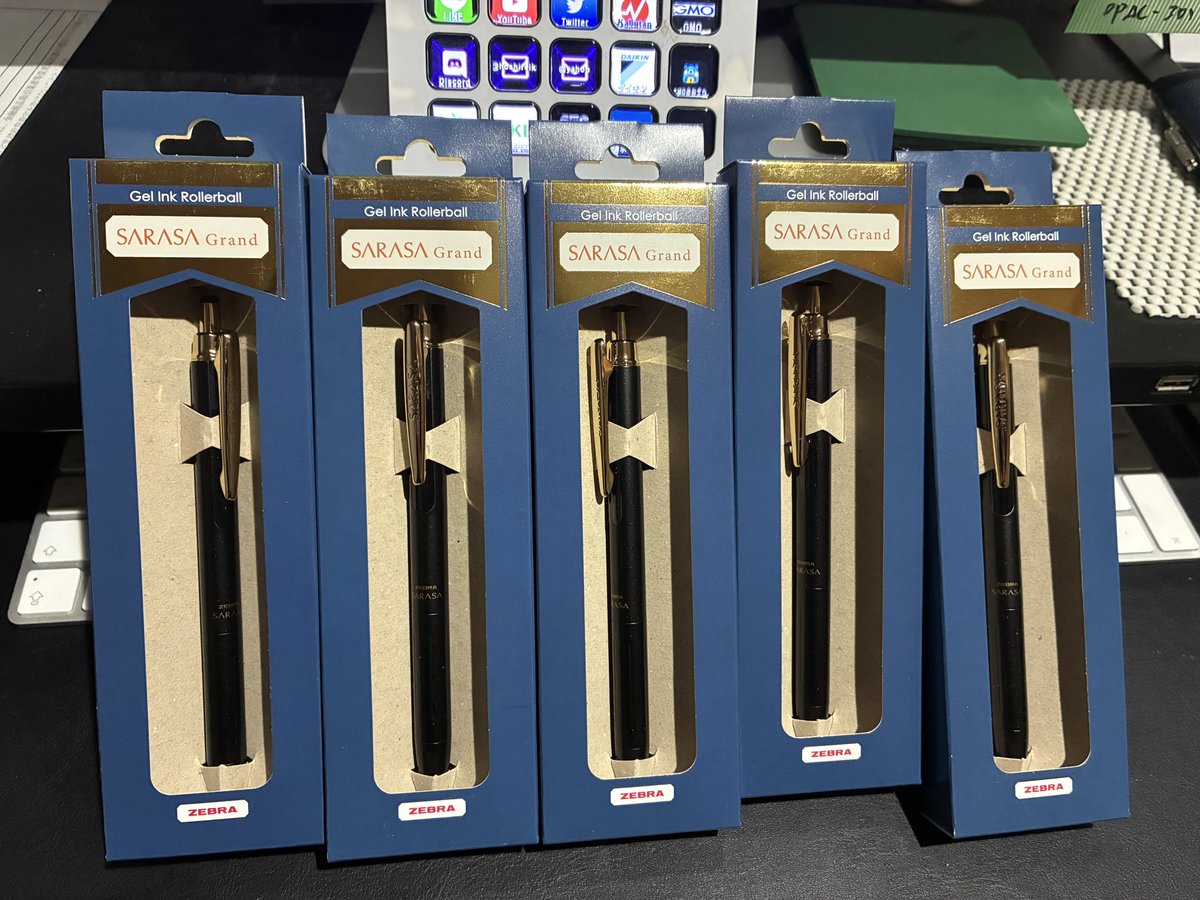 civelian's tweet photo. 最近のボールペンはジェットストリームからサラサグランドに変わりました。
有隣堂で紹介されてからこっちばかりになりました。
なんか少し変わった、前の方が好きだったな。そして箱が邪魔くさい https://t.co/iELbl6vIBc