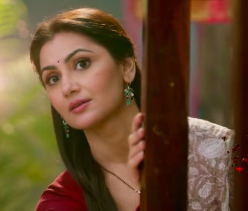 She looks so etheral i am in love