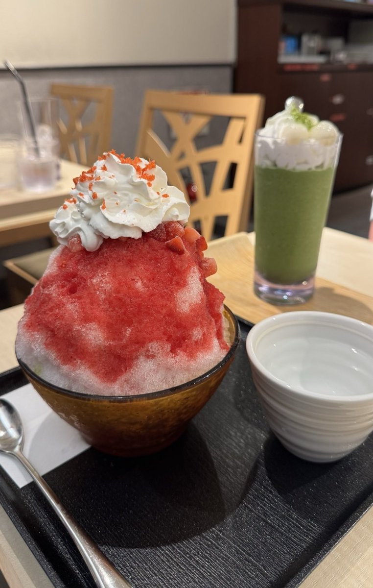 mv_ito's tweet photo. ご飯の後カフェできゅけしてる🎶
寒いところで食べるかき氷ちょ〜美味しいけど寒い🥶 https://t.co/t0dtlxg8xa