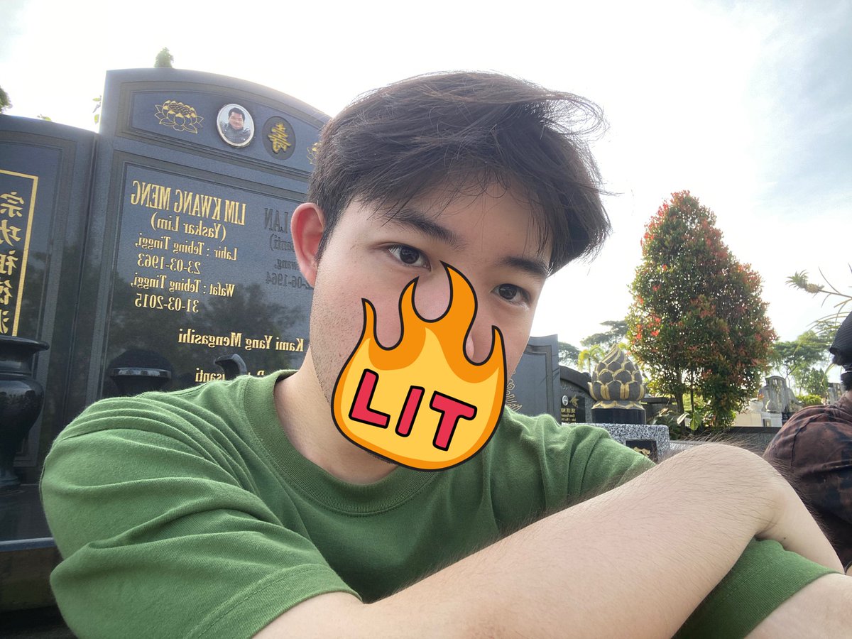 hndsmnono's tweet photo. cheng beng todayy, it was VERY hot https://t.co/FqZ8WRzpkY