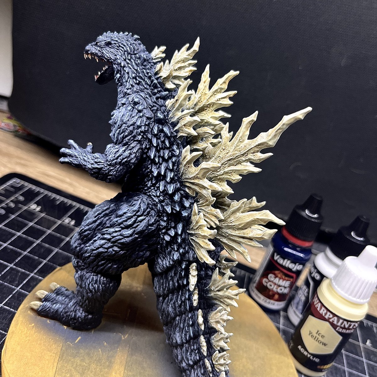 asuracr's tweet photo. I changed the color scheme a little, it seems to me that Aoshima made this unnecessarily complicated model in assembly. Glue is essential. Beautiful model! I will definitely buy the others! https://t.co/305tJN0uQ3