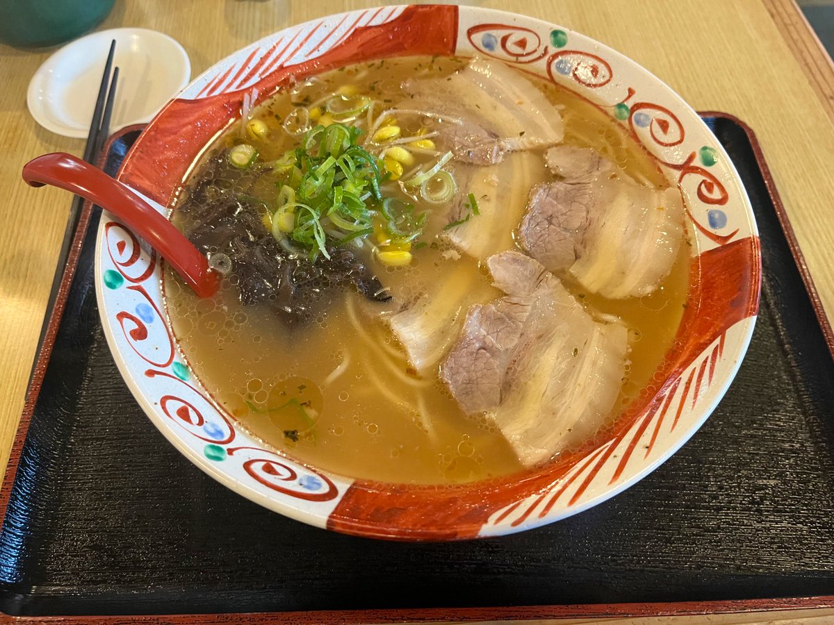 yoshi_ek's tweet photo. 替え玉を頼んだり、大根の漬物ではなくカラシ高菜を頼むとちぇすとーと言って斬りかかられるので気をつけましょう https://t.co/wTXo3CQ3Th