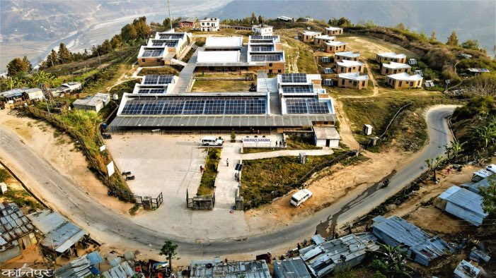 सुदूरपश्चिम प्रदेशको अछाम जिल्लामा अवस्थित बयालपाटा अस्पताल। यस अस्पतालले  देशकै सर्वोत्कृष्ट अस्पतालको अवार्ड समेत प्राप्त गरेको थियो।  

तर भोजराज थापाले भत्किएका कुरा मात्रै खोजी–खोजी देखाउँछन्।