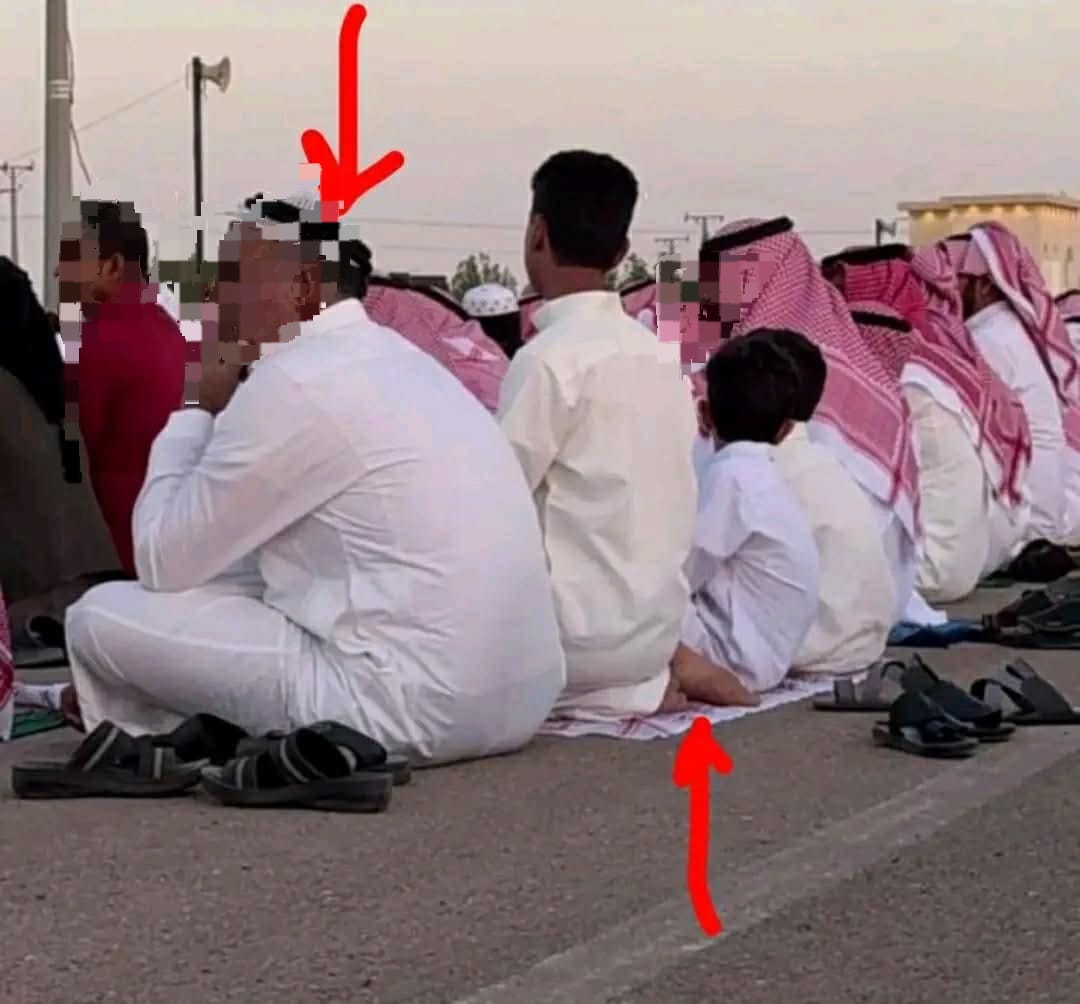 إحفظ أباك لو ابيضّت ذوائبه
فلن تعوضه يوما إذا ذهبا
ما اشتد عودك إلا بانحناءته
فكن له سندا إذا مال وانحدبا
وارفق بشيبته والزم مجالسه
واسمع نصيحته واخشع له أدبا
واخفض جناحك يا هذا بحضرته
لا تعلِ صوتك أوتظهر له عتبا
صورة لأب يفرش شماغه لأبنائه حتى لا تتسخ ملابسهم ويجلس هو على التراب