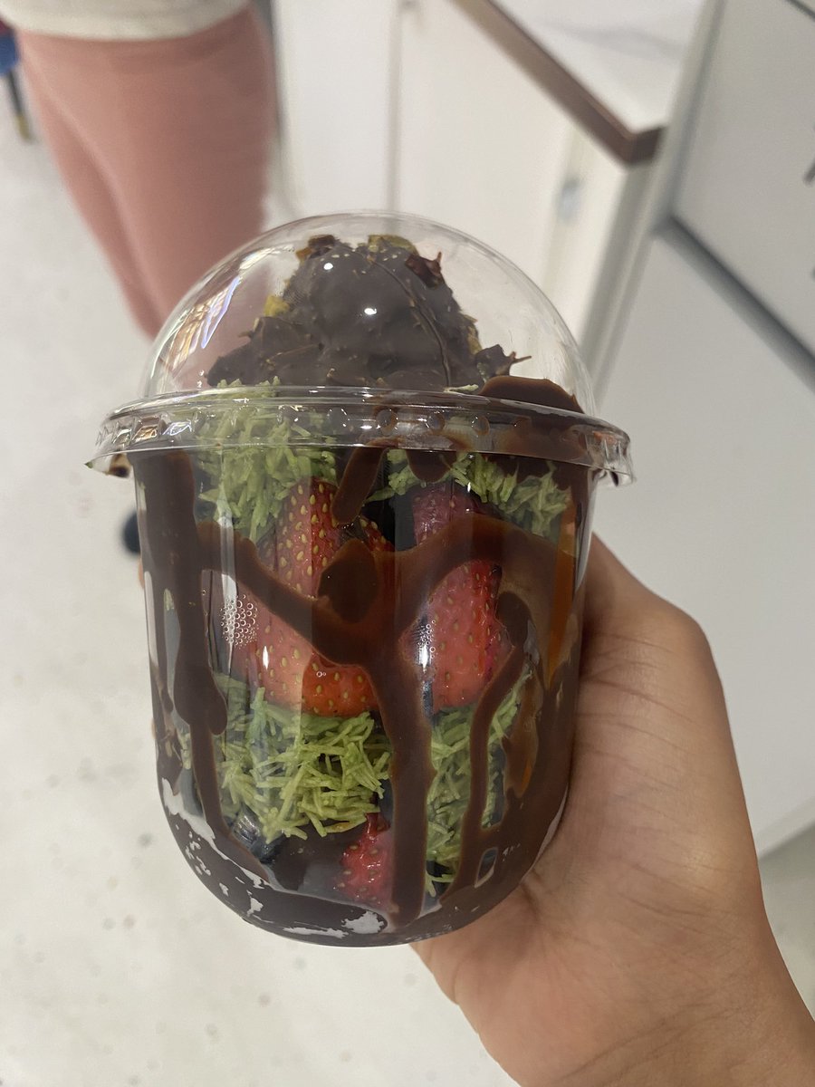 Rereszide's tweet photo. I truly love this place 💛
#sweets #dubaichocolate #treats #aesthetic #livelaughlove https://t.co/IDbK4Ao4f3