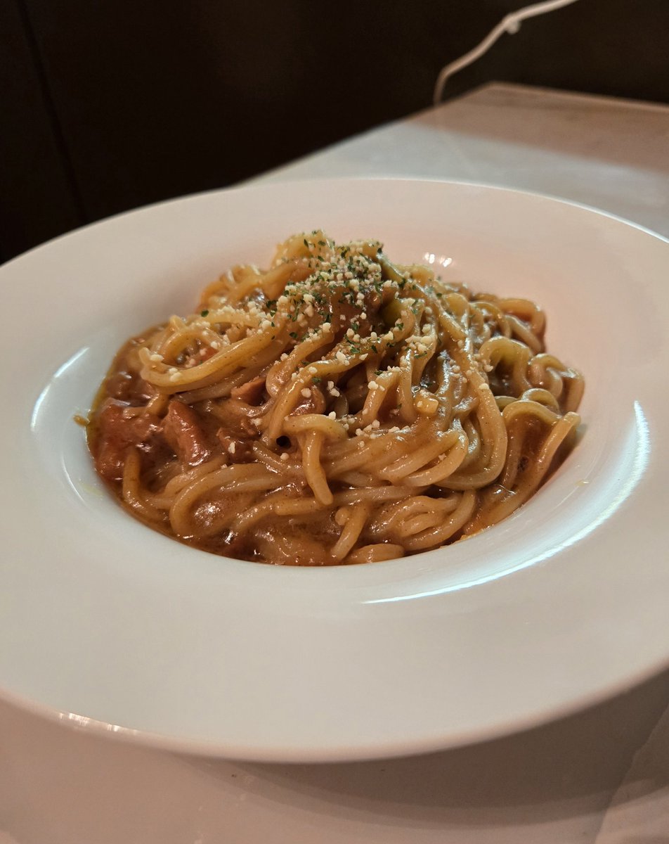 Shitozuka2's tweet photo. ～カラヒグ麺使用でパスタ自作～

ふつうで...カツカレーで…と食べた我が家のカレーを少し残しておき
ソースとして使用し…

自分で自分に
『カレーパスタ』作って食べました🍝

上手く旨くいきました。

#浅草開化楼 #カラヒグ麺 
#不死鳥カラス #樋口敬洋シェフ
#まいばすけっと 
#うちのごはん https://t.co/HiWaE1Z9cQ