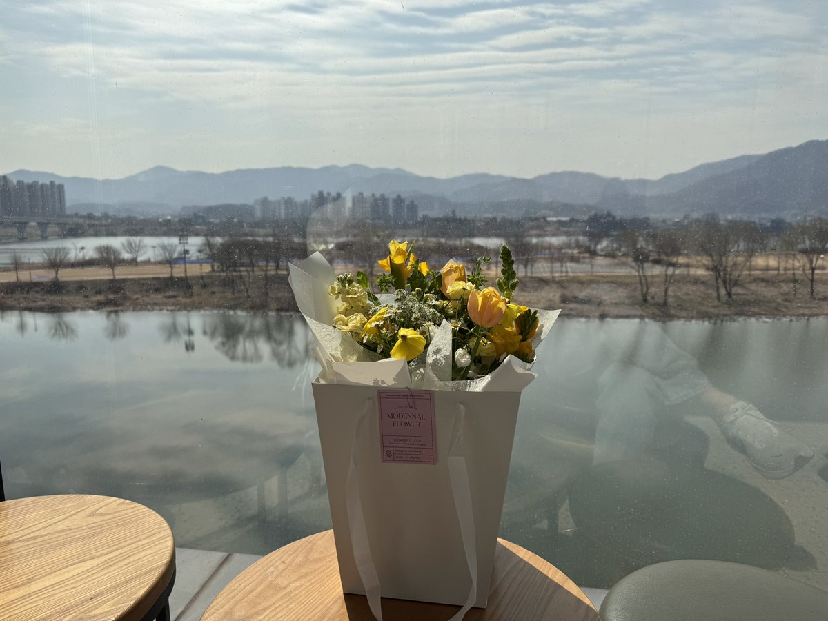 오늘은 결혼기념일 1주년이라 놀러나왔어요 ㅎㅎ
꽃다발 와이프한테 선물했더니 너무 좋아하네요😆

저녁은 맛있는거 먹으러 갈겁니다!!