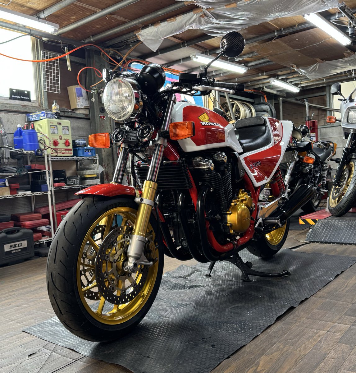 rgizubuchi's tweet photo. 東京モーターサイクルショー RGツーリングクラブステージ登壇は3月28日(土)11:30~12:00
RGツーリングクラブブースにはこの
特攻の拓 真嶋夏生さんの爆音スペシャルCB1100RB1風のCB1100
展示しますのでお待ちしてます❤️🤍 https://t.co/UOLkwurTd9