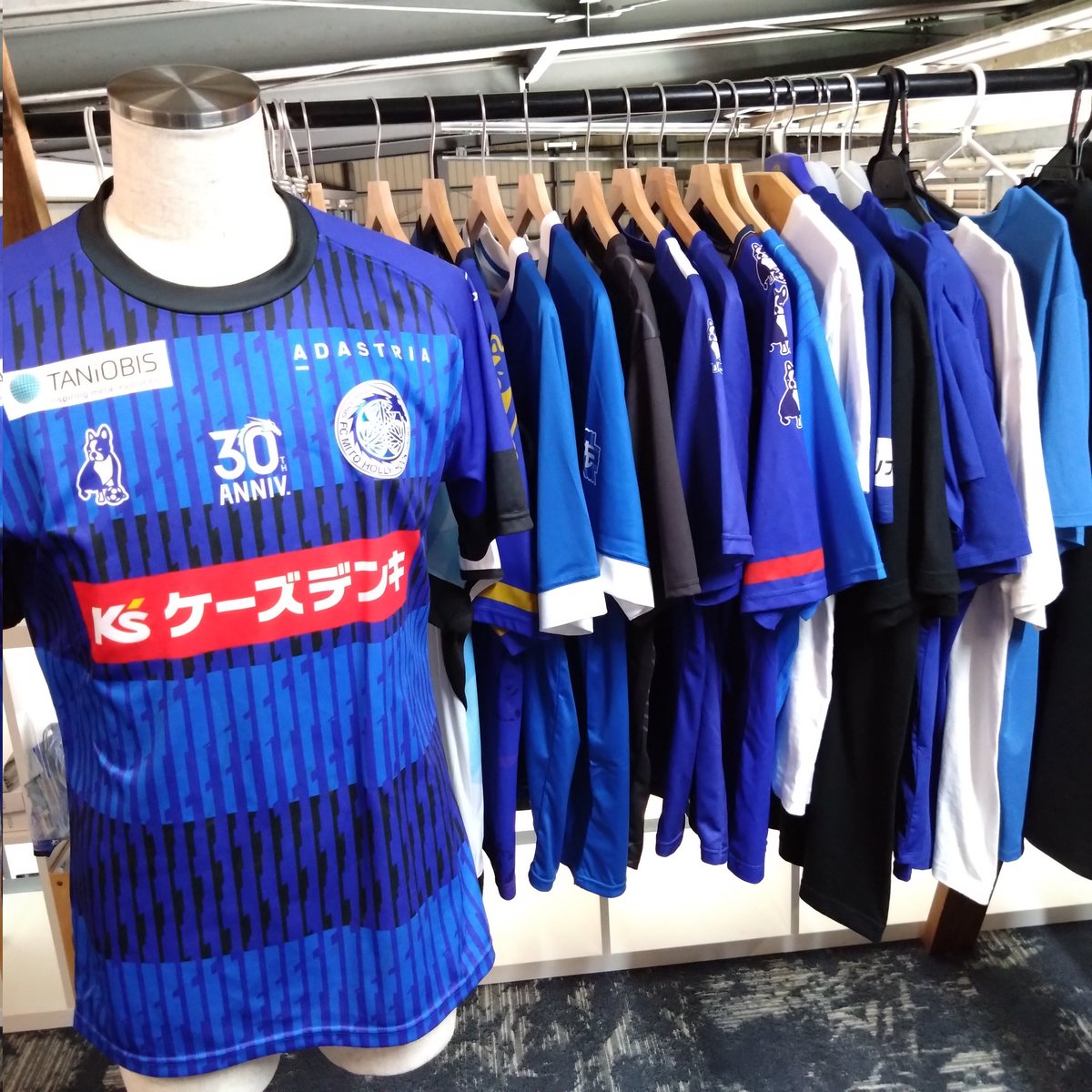 osk_digiprio's tweet photo. 本日はサッカーのある日⚽️
アウェイ #0322柏戦
どんなに強い相手でも、変わらず、我々は #水戸ホーリーホック　
いつでも挑戦者✨️全力で闘うのみ👊✨️
継続する事………J1で連勝✨️✨️　
勝ちを掴み取ろう
今日も全力で応援📣👏👏👏👏
ガンバロウ、水戸ホーリーホック
#水戸のフラッグサポーター https://t.co/RnnKzeDMsz