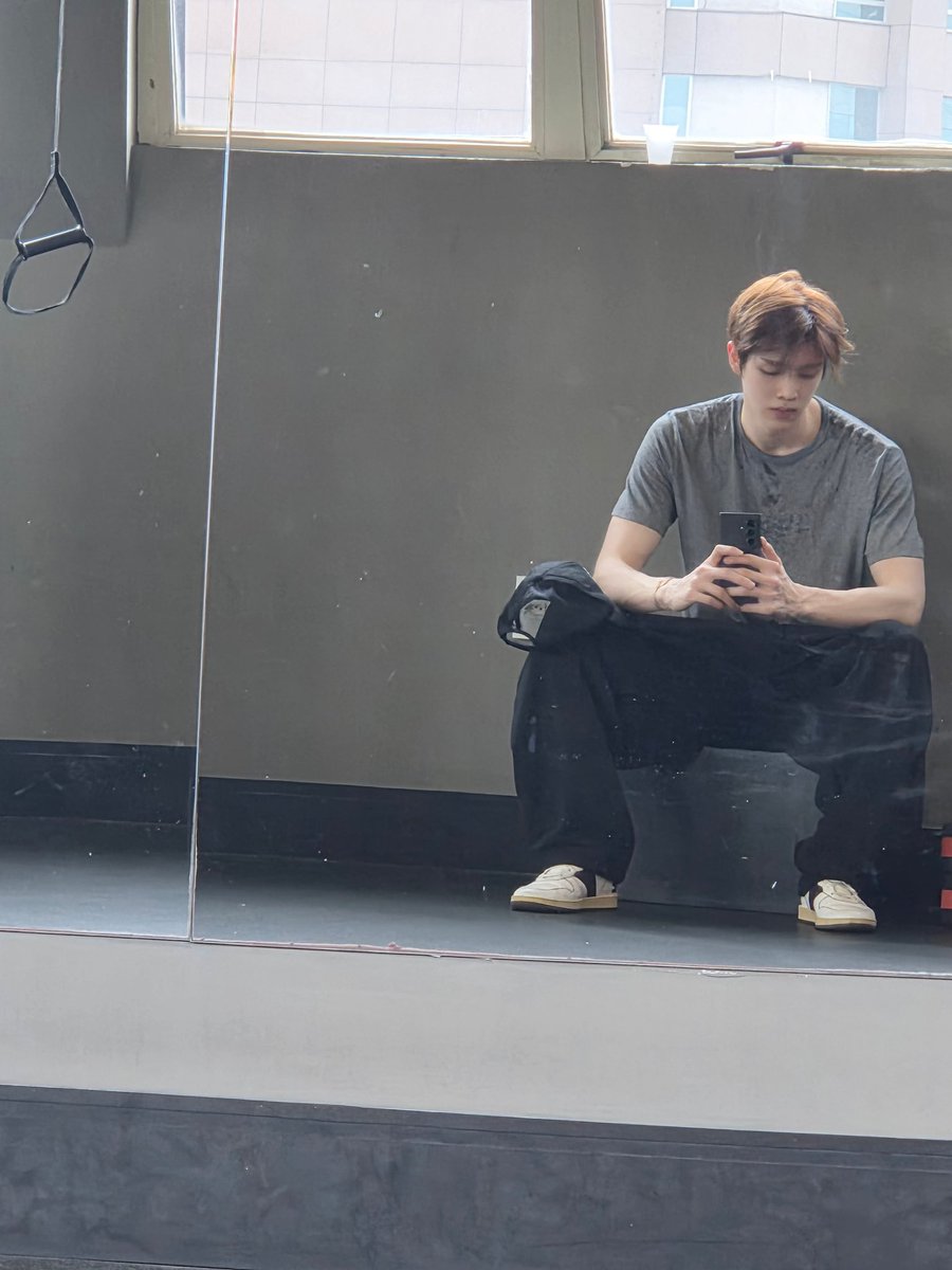 ฮีคงเป็นประเภทที่ชอบถ่ายรูปรายงานแฟนว่ากำลังทำอะไรอยู่พร้อมพิมพ์ว่า คิดถึงเบบี๋นะค้าบ -///-