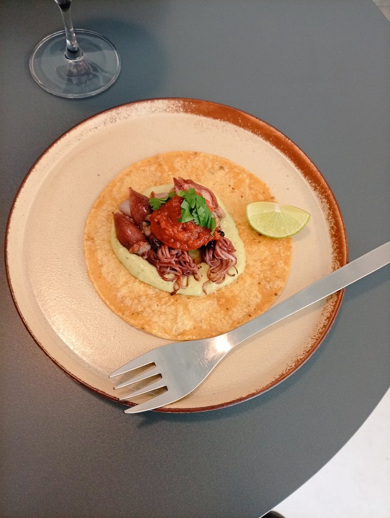 sentangenesis's tweet photo. #タコス
#ワイン
ホタルイカのタコス始めて食べた。
ソースうまい https://t.co/EcdxXbpXyX