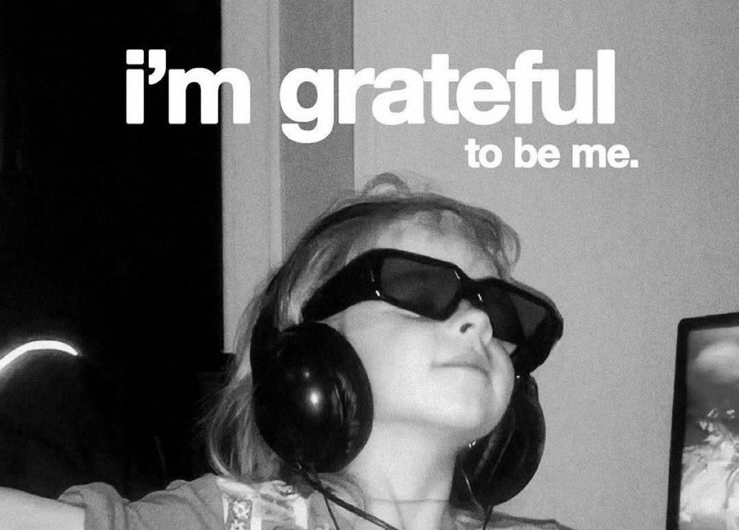 MARK ✠ tweet media