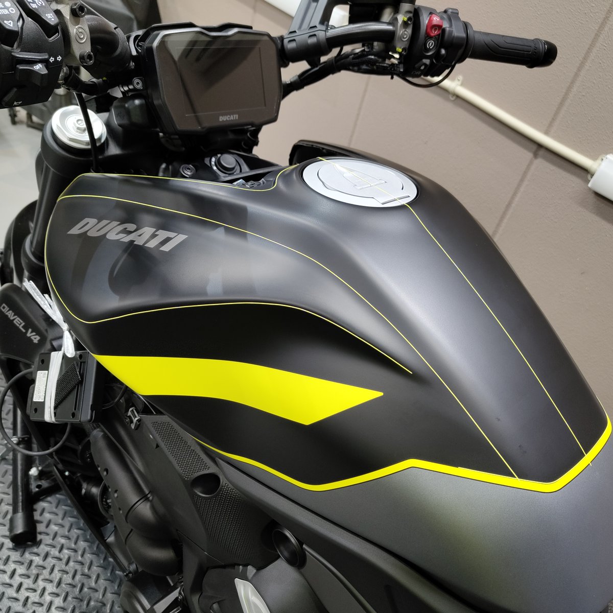 3dfitjp's tweet photo. マット塗装には転ばぬ先のマット用ＰＰＦ施工！
ついでにカラーチェンジもＯＫ！
#バイクラッピング
#マット塗装
#プロテクションフィルム
#ディアベルV4 https://t.co/9M7Ujpqo7S