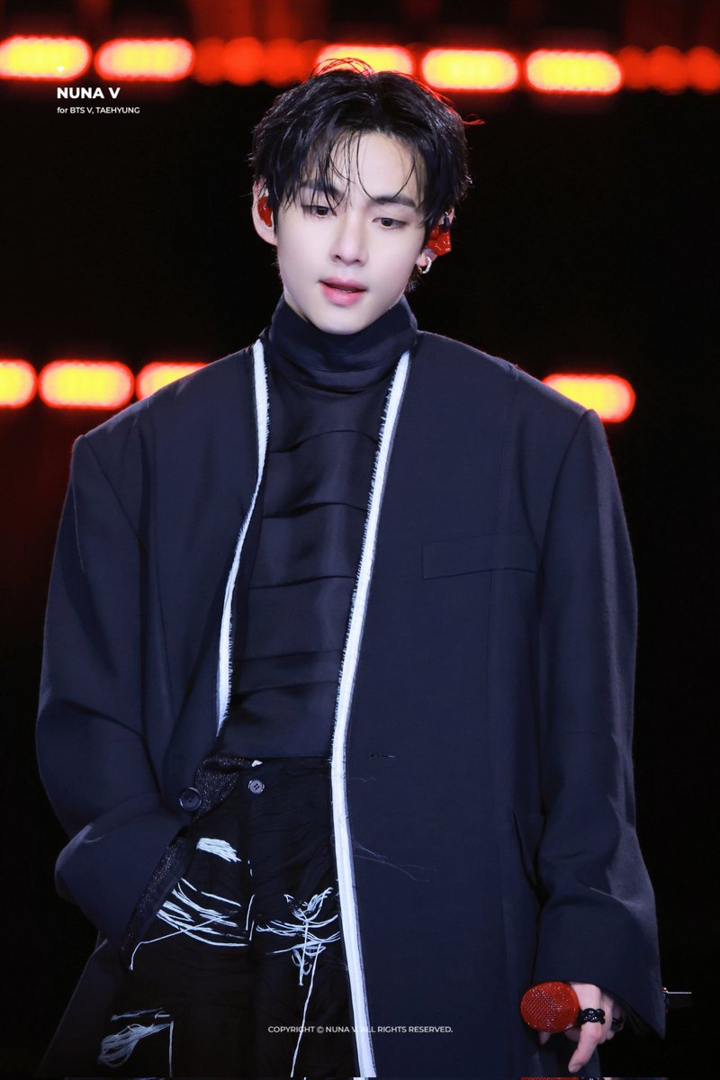 태형이는 사진으로 실물을 다 담아내지 못하지만 어제 가까이서 봤을때 내 뇌리에 박힌 태형이 실물이랑 가장 느낌이 비슷한 사진이 누나비님 이 사진같음
앞으로 걸어오는데 얼굴이 그냥 '신' 그 자체였음 말로 다 설명못하는게 안타깝다🥲
내 기억 휘발될까봐 이렇게 남겨본다🫠