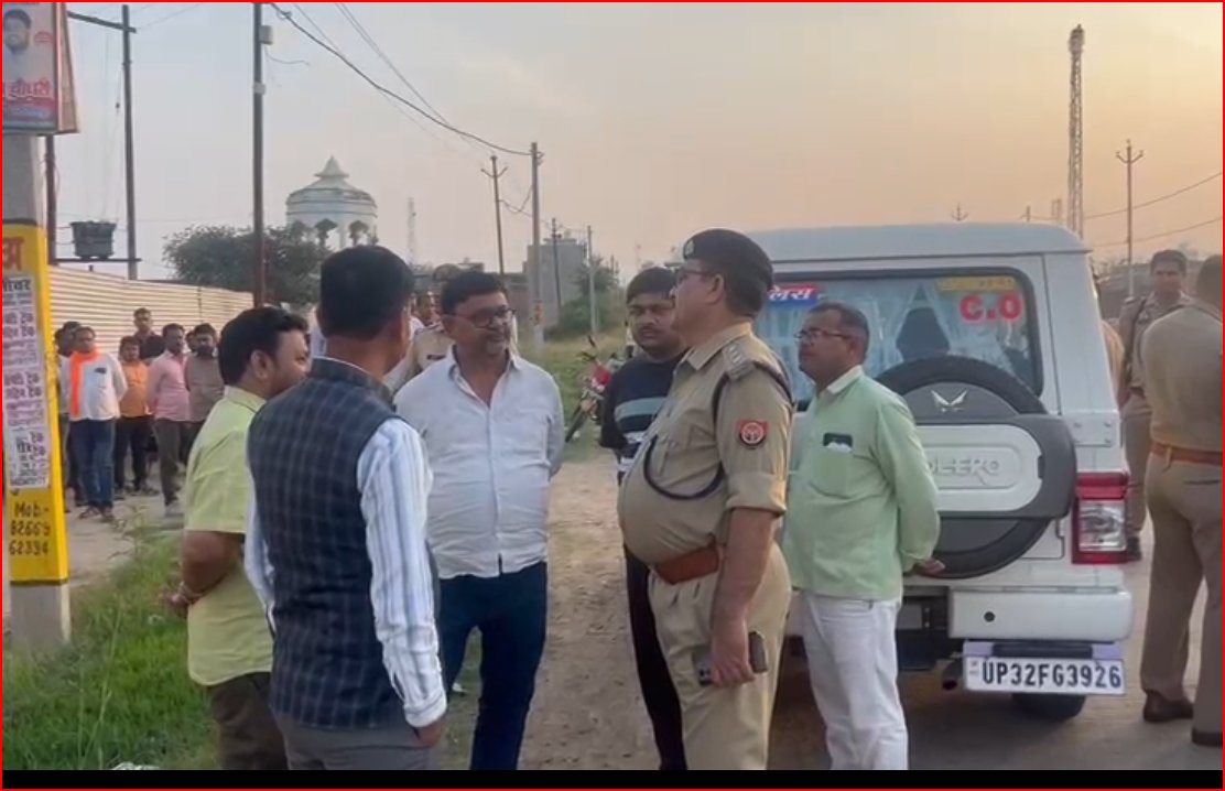 jmdnewsflash's tweet photo. #BreakingNews | जालौन में मजदूर की मौत के बाद हंगामा—कंपनी गेट पर शव रखकर परिजनों ने मुआवजे की मांग को लेकर अंतिम संस्कार से किया इनकार। पुलिस व प्रशासन के समझाने पर मामला शांत, कंपनी ने 10 हजार रुपए तत्काल और 7 लाख बीमा का आश्वासन दिया।

#JalaunNews #LaborIssue #AccidentNews #UPPolice