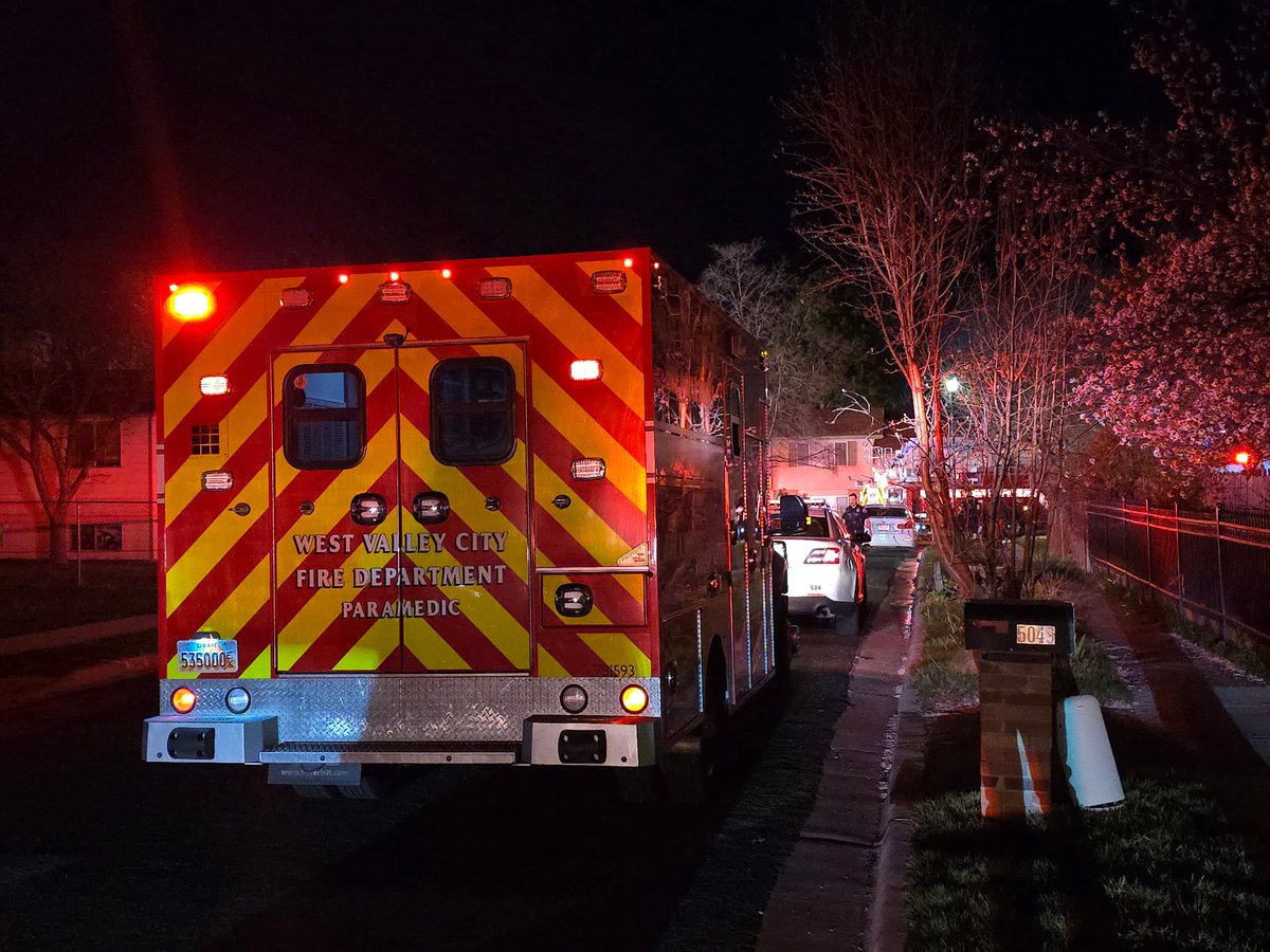 SLCScanner's tweet photo. #Breaking #HouseFire #WVCFD 4365 S Rose Blossom St. Fire dispatched at 2205/1005 PM on a reported fully involved garage fire. Crews arrived and advised heavy smoke and flames with fire that possibly extended into the living space of the home. Crews are on fire attack and are making great progress working to get it under control. Unknown on cause.
๐ธ: Jadyn I