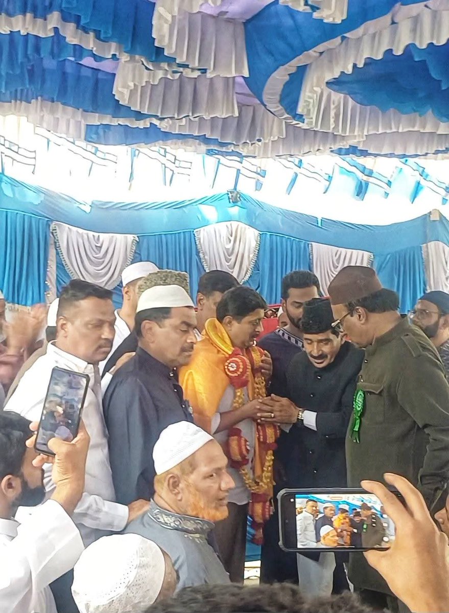 byrathi_suresh's tweet image. ನಿನ್ನೆ ಆರ್‌.ಟಿ.ನಗರದ  ನಡೆದ ರಮಝಾನ್ ನಮಾಜ್ ಕಾರ್ಯಕ್ರಮದಲ್ಲಿ ಭಾಗವಹಿಸಿ, ಪ್ರಾರ್ಥನೆಯಲ್ಲಿ ಭಾಗಿಯಾದ ಕ್ಷಣಗಳು.
ಸೌಹಾರ್ದತೆ, ಶಾಂತಿ ಮತ್ತು ಸಹಬಾಳ್ವೆಯ ಸಂದೇಶ ಎಲ್ಲರಲ್ಲೂ ಹರಡಲಿ.

Glimpses from yesterday’s Ramzan prayer at  RT Nagar.
Prayed for peace, harmony, and the well-being of all.

#Ramzan #eidnamaz