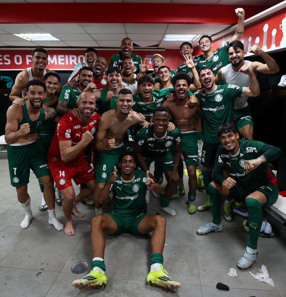 Palmeiras's tweet photo. A festa é de quem vai dormir na liderança! Boa noite, torcida que canta e vibra! 💚🥳 https://t.co/cUJ9Ou4sil