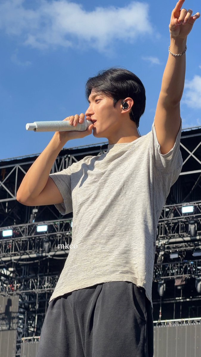 elle ๐งท is seeing svt ๐ฉต tweet media