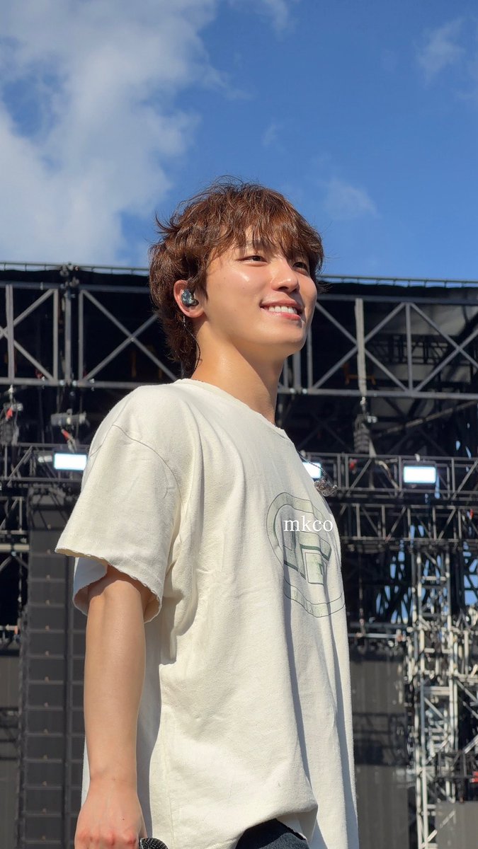 elle ๐งท is seeing svt ๐ฉต tweet media