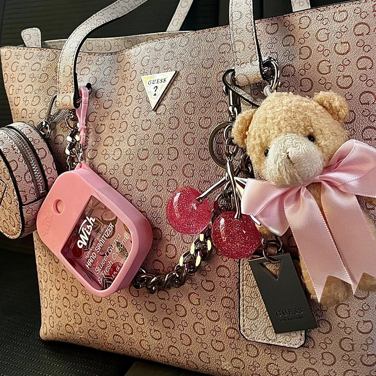 AngelicLondriaa's tweet photo. MY CINDERELLA 🎀 ♡ #GUESSBAG #GIRLY . https://t.co/kAxEEeOo2G